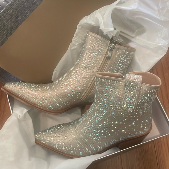 Shoes - NWT size 7 sparkly boots